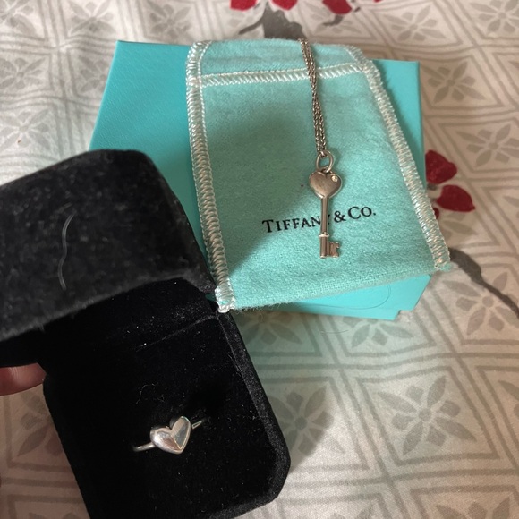 Authentic Tiffany & Co. sz 5.25 puff heart ring. 925 silver.  Gently worn. - Picture 5 of 5